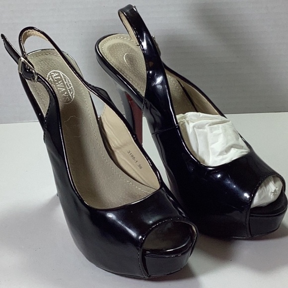 Black pins ladies' shoes with a belt on the heel. Note: No box - Picture 3 of 8